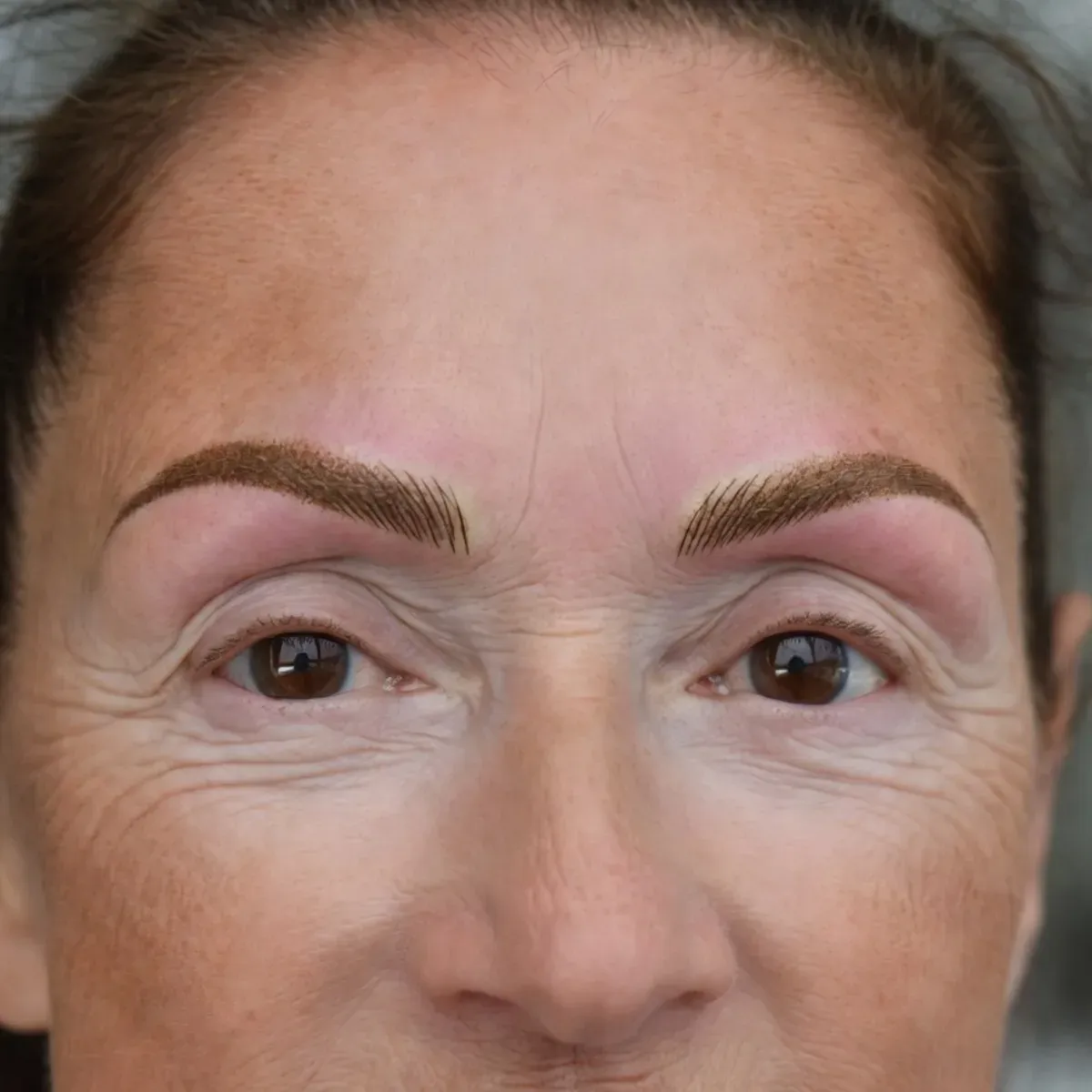 Resultaat van natuurlijke permanente wenkbrauw behandeling, client 1